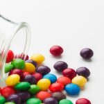從罐子中溢出的糖果作為對比，作為一種展示如何清理實驗室中的化學泄漏物的方式