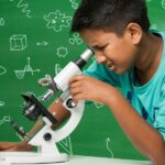 一個看上去很困惑的孩子的圖像在顯微鏡上表現出不確定性，即對樣品的組織學固定劑對樣品的作用。