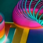 彩色彈簧玩具的圖像描繪線圈在DNA質粒準備，以幫助理解為什麼你得到3個帶當運行質粒DNA瓊脂糖凝膠