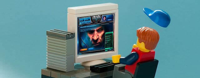 一個男人坐在電腦上的動畫片描繪了搜索前10個PCR網站。