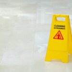 黃色“清潔進行中”地板標誌代表有效的實驗室消毒方法
