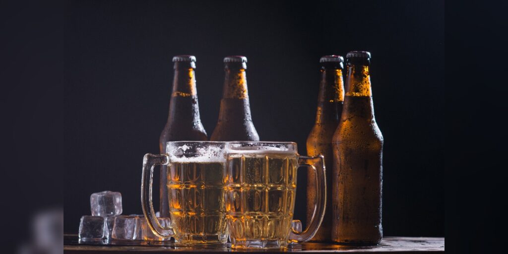啤酒瓶和馬克杯的圖像，表示用於乙醇沉澱的乙醇