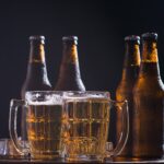 啤酒瓶和杯子的圖像，表示用於乙醇沉澱的乙醇