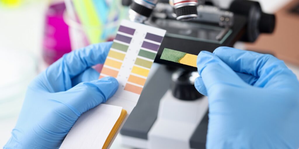 在實驗室裏，科學家拿著堿性pH測試條來代表堿性裂解