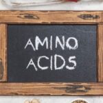 黑板的圖象與健康食品包圍的詞氨基酸，並置了不自然氨基酸的主題