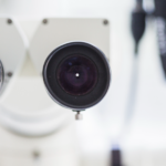 掃描電鏡樣品製備後的顯微鏡圖像，像一個快樂的臉，代表快樂的研究人員
