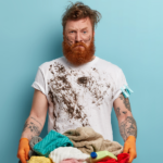 一個帶有染色頂部染色洗衣的胡須男子傳達蛋白質染色方法