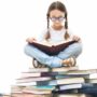 一個小女孩坐在一大堆書上，膝上放著一本打開的書，上麵寫著提高文學素養的建議