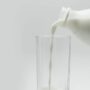 倒牛奶的圖像可用於阻斷非特異性染色